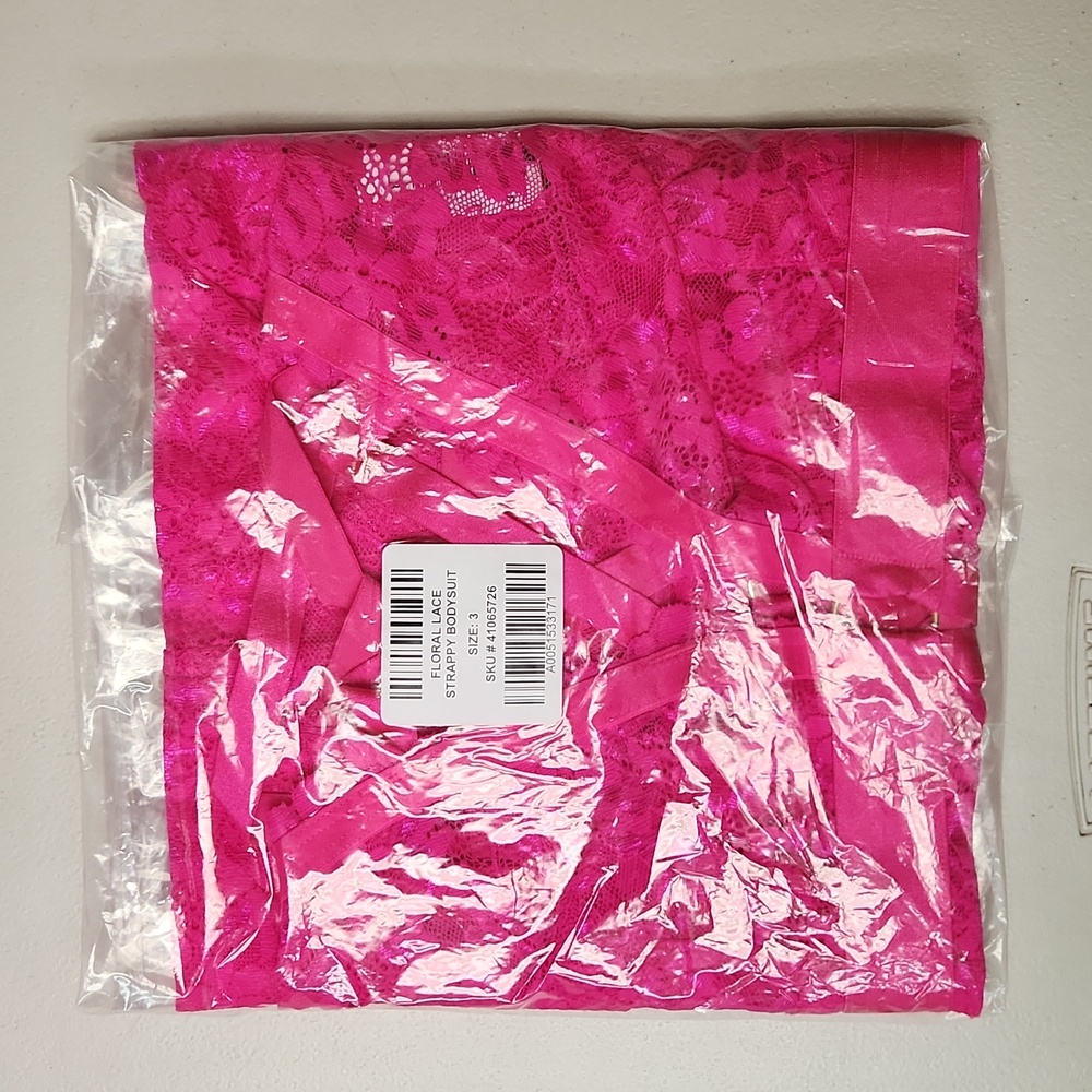 ❤️NWT TORRID LINGERIE HOT PINK BODYSUIT - STRAPPY FLORAL LACE PLUS SIZE - Picture 5 of 10